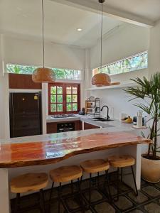 eine Küche mit einer großen Arbeitsplatte aus Holz in der Unterkunft Island Serenity Villa in Hinkong