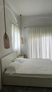 ein Schlafzimmer mit einem weißen Bett und einem Fenster in der Unterkunft Island Serenity Villa in Hinkong + 15 Fotos