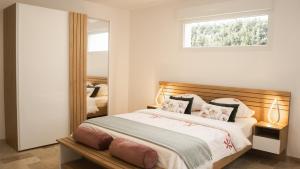 a bedroom with a large bed and a mirror at Pissenlit Une Prairie en Provence in Arles