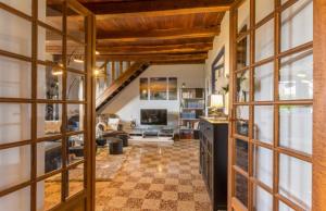 een woonkamer met een grote kamer met een trap bij les gites du verger in Recey-sur-Ource