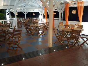 un gruppo di tavoli e sedie su un patio di Sea view studio, beaches, pool bar, car option a Sainte-Anne