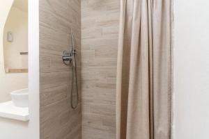 eine Dusche mit Duschvorhang im Bad in der Unterkunft VACANZE VICINO ALLE PISTE - Vicino a Parcheggio e Centro Benessere - Parco Naturale Adamello Brenta - WI-FI & Netflix in Caderzone + 11 Fotos