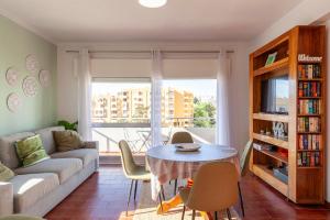 uma sala de estar com um sofá e uma mesa em Praia da Rocha Beach Step em Portimão