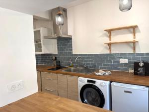 una cocina con lavadora y fregadero en ღ Le Mezzo - Studio proche Centre & Wifi, en La Rochelle
