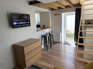 sala de estar con barra y bar con taburetes en ღ Le Mezzo - Studio proche Centre & Wifi, en La Rochelle