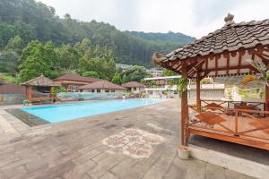 Bazén v ubytování RedDoorz at Cisarua Puncak Bogor nebo v jeho okolí