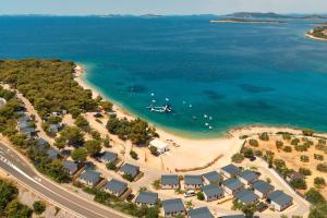 プリモシュテンにあるCAMP ADRIATIC MOBILE HOMES - PRIMOŠTENの海上ボートが浮かぶビーチの空中ビュー