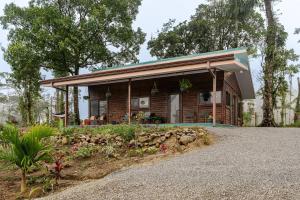 El pilonにあるPura Vidaville - Hikers Hideawayの緑屋根の小屋