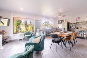 a living room with a table and chairs and a kitchen at Pura Vidaville - Toucans Nest in El pilon