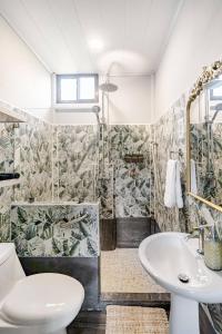 a bathroom with a shower and a toilet and a sink at Pura Vidaville - Toucans Nest in El pilon +87 photos