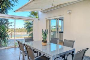 una sala da pranzo con tavolo e sedie di Canal House - Lake View - ParkingAir Conditioning a Palavas-les-Flots
