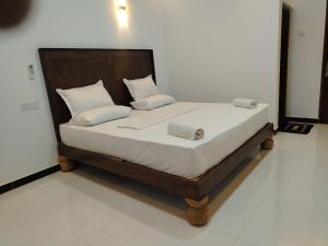 Postel nebo postele na pokoji v ubytování Dambulla Cashew Garden Villa