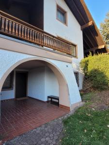un edificio con balcone e panca di Ferienwohnung Rhönchalet a Gersfeld Altre 5 foto