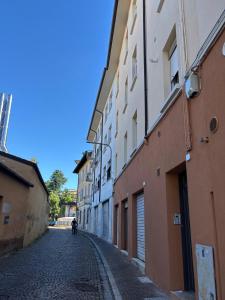 an empty street in an alley between two buildings at Relax bicamere in centro, vicino stazione e teatro in Udine