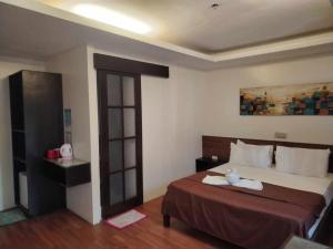 长滩岛Tans Guesthouse的一间位于酒店客房的卧室,配有一张床