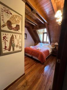 Un dormitorio con una cama en un ático en Luxury Familiar Baqueira, en Naut Aran (Alto Arán)