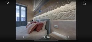 una camera da letto con un letto con cuscini di SuiteCota24 piscina e spa a Lecce