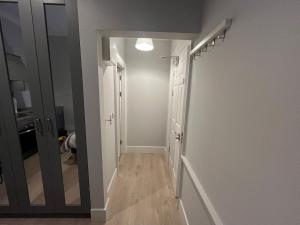 ダブリンにあるLury's Studio Apartmentの鏡廊下