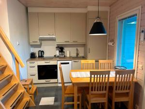 Kuchyň nebo kuchyňský kout v ubytování Villa Tuuli - 7hlö, HimosYkkösen alue
