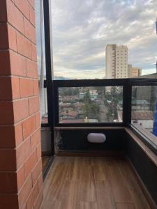 Zimmer mit einem Fenster und Stadtblick in der Unterkunft Joy Apartment in Addis Abeba