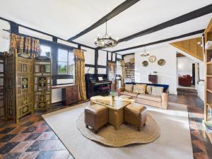 Khu vực ghế ngồi tại NEW Mainstone House Retreat by Signature Stays