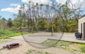 Un patio con una red de voleibol en un patio. en 4 Bedroom Awesome Home In Thyholm, en Oddesund Syd 22 fotos más