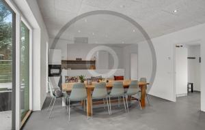 Una cocina y un comedor con mesa y sillas. en 4 Bedroom Awesome Home In Thyholm, en Oddesund Syd