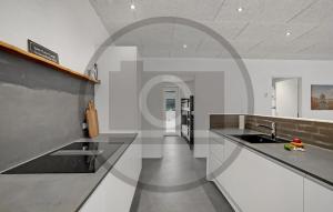 una cocina con fregadero y encimera en 4 Bedroom Awesome Home In Thyholm, en Oddesund Syd