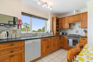 Köök või kööginurk majutusasutuses Tydu View Cottage Nanternis