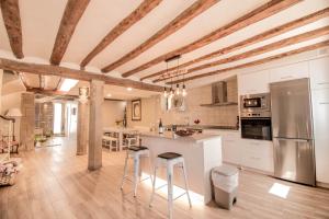 una cucina con armadietti bianchi ed elettrodomestici in acciaio inossidabile di Preciosa casa para familias y grupos en Navarra a Añorbe Altre 16 foto