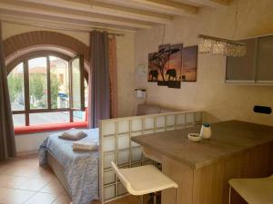 une chambre avec un lit, une table et une fenêtre dans l'établissement B&B Corte del Centro, à Novate Milanese