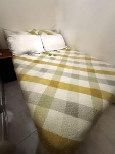 - un lit avec une couverture en damier dans l'établissement New room in Panama City, à Panama City 14 autres photos