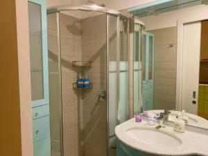 une salle de bain avec lavabo et douche dans l'établissement B&B Corte del Centro, à Novate Milanese 3 autres photos