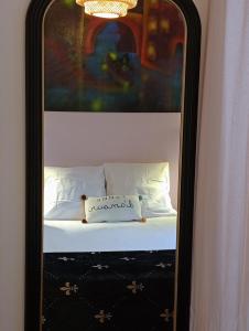a mirror with a pillow sitting on a bed at la pomme d'amour in Sully-sur-Loire