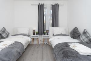 Ένα ή περισσότερα κρεβάτια σε δωμάτιο στο Stay Easy Two Bedroom Apartment With Free Parking