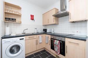 Η κουζίνα ή μικρή κουζίνα στο Stay Easy Two Bedroom Apartment With Free Parking