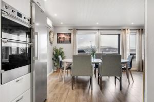 Una cocina y un comedor con mesa y sillas. en The Polar House - Free Parking, en Tromsø