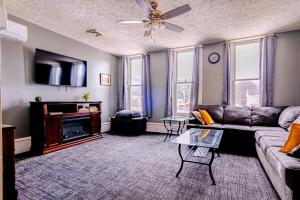 TV a/nebo společenská místnost v ubytování Lovely 2 bedroom apartment downtown Canisteo