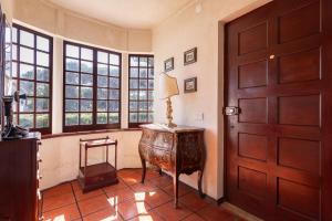 a room with a door and a table with a lamp at Charming House and Terrace By Gt House in Colares