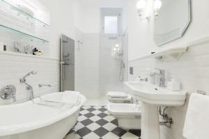 Baño blanco con 2 lavabos y aseo en New Design Apartment, en Milán 60 fotos más