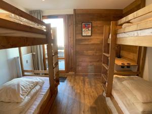 Ένα ή περισσότερα κρεβάτια σε δωμάτιο στο MyHome - Spacieux T4 rénové au cœur du Val Claret - 8pax