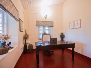バルパライにあるSereniva Orange Grove Bungalowのデスク(ノートパソコン付)