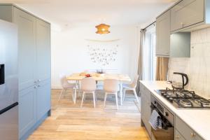 a kitchen and dining room with a table and chairs at Contractor Accommodation Avonmouth 3 Bedroom House Sleeps 6 Free Van Parking in Avonmouth +34 photos
