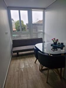 una sala de estar con un sofá y una mesa en Movistar Arena - Ohiggins Park - Parking, en Santiago