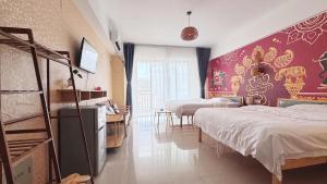 Un dormitorio con dos camas y una mesa y sillas. en LanMei Holiday Hotel, en Ban Botèn