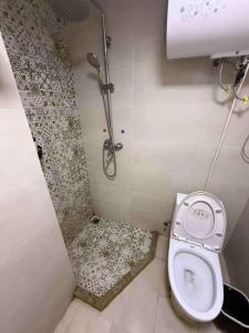 Un pequeño baño con ducha y WC. en LanMei Holiday Hotel, en Ban Botèn