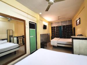 Giường trong phòng chung tại Hotel Swaraj