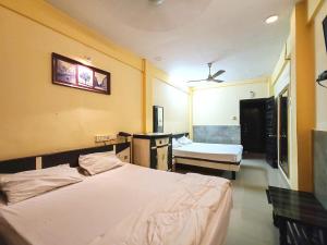 Giường trong phòng chung tại Hotel Swaraj +4 ảnh