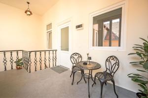 シビウにあるLUNA Residence Sibiu 1のパティオ(椅子2脚、テーブル、窓付) +8枚の写真