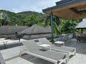 Ban Saiyuan (1)にあるVilla Guenlaur 3 studios with kitchenette and poolのパティオ(白いテーブル、屋上椅子付)